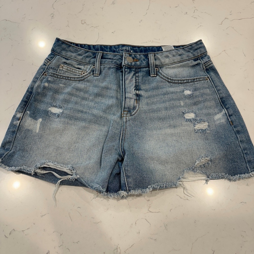 Time and Tru High Rise Distressed Denim Jean Shorts Light Wash Frayed HemSize 4
